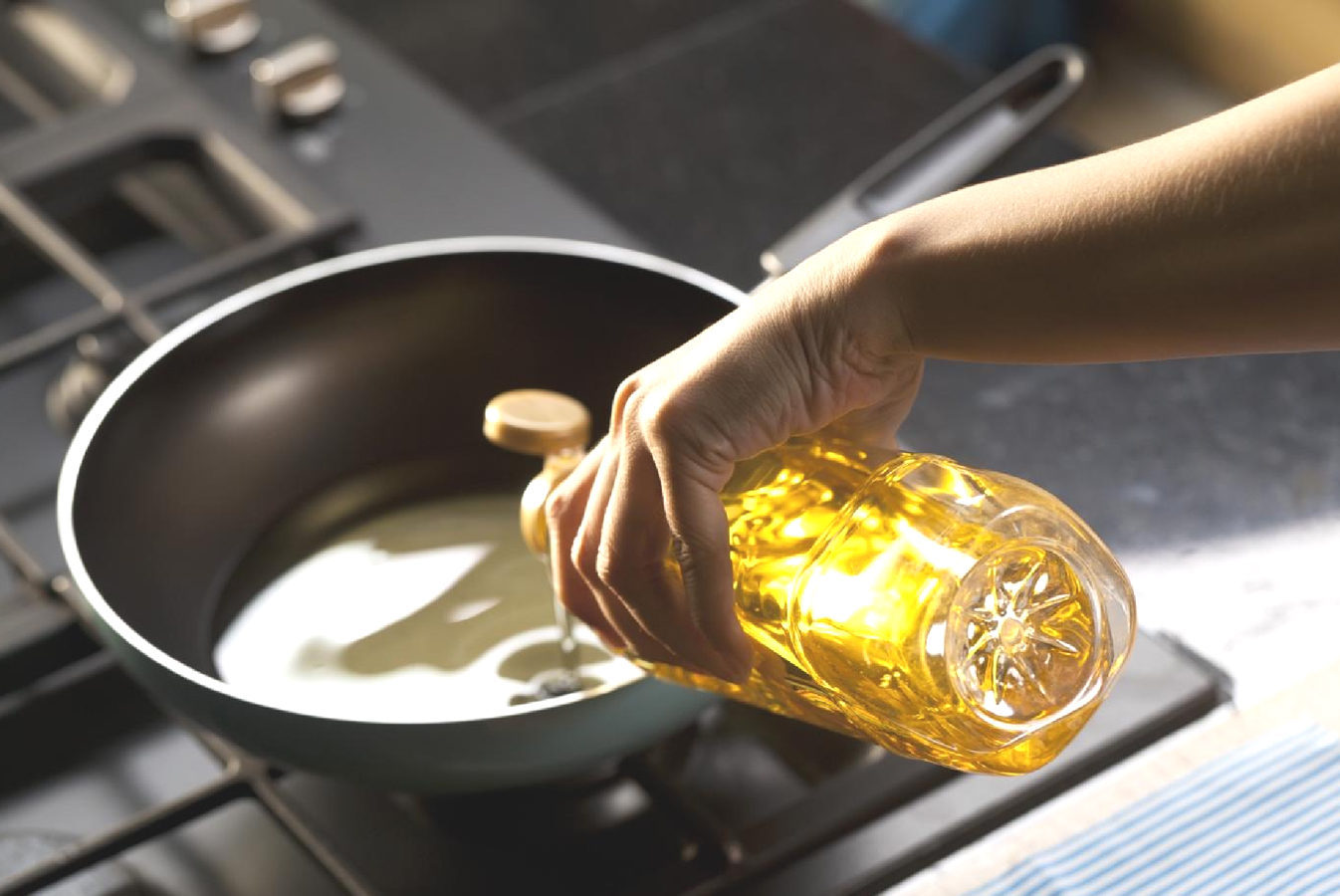Použitý jedlý olej je možné zaniesť do zberného dvoru. Snímka: (shutterstock.com).