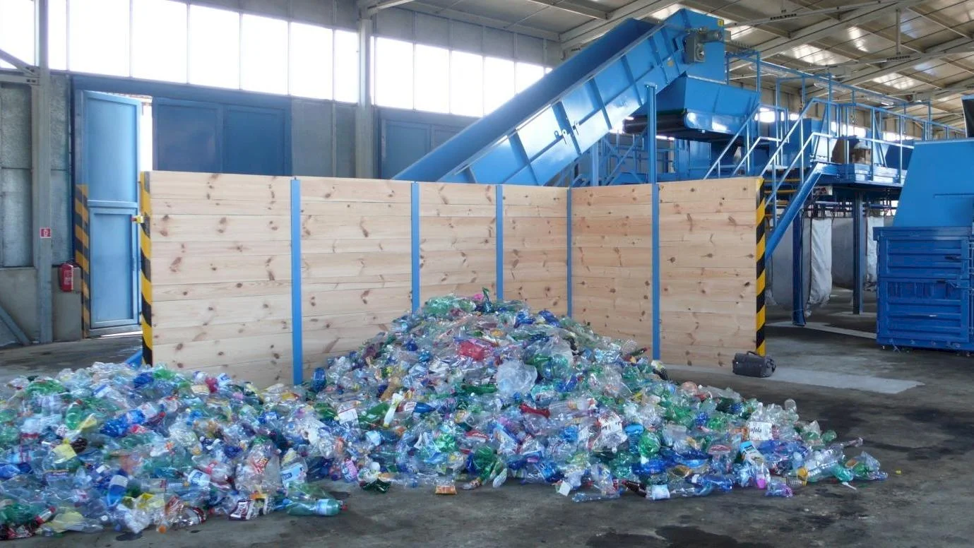 Slováci budú triediť podľa nových požiadaviek. Cieľom je zvýšiť mieru recyklácie