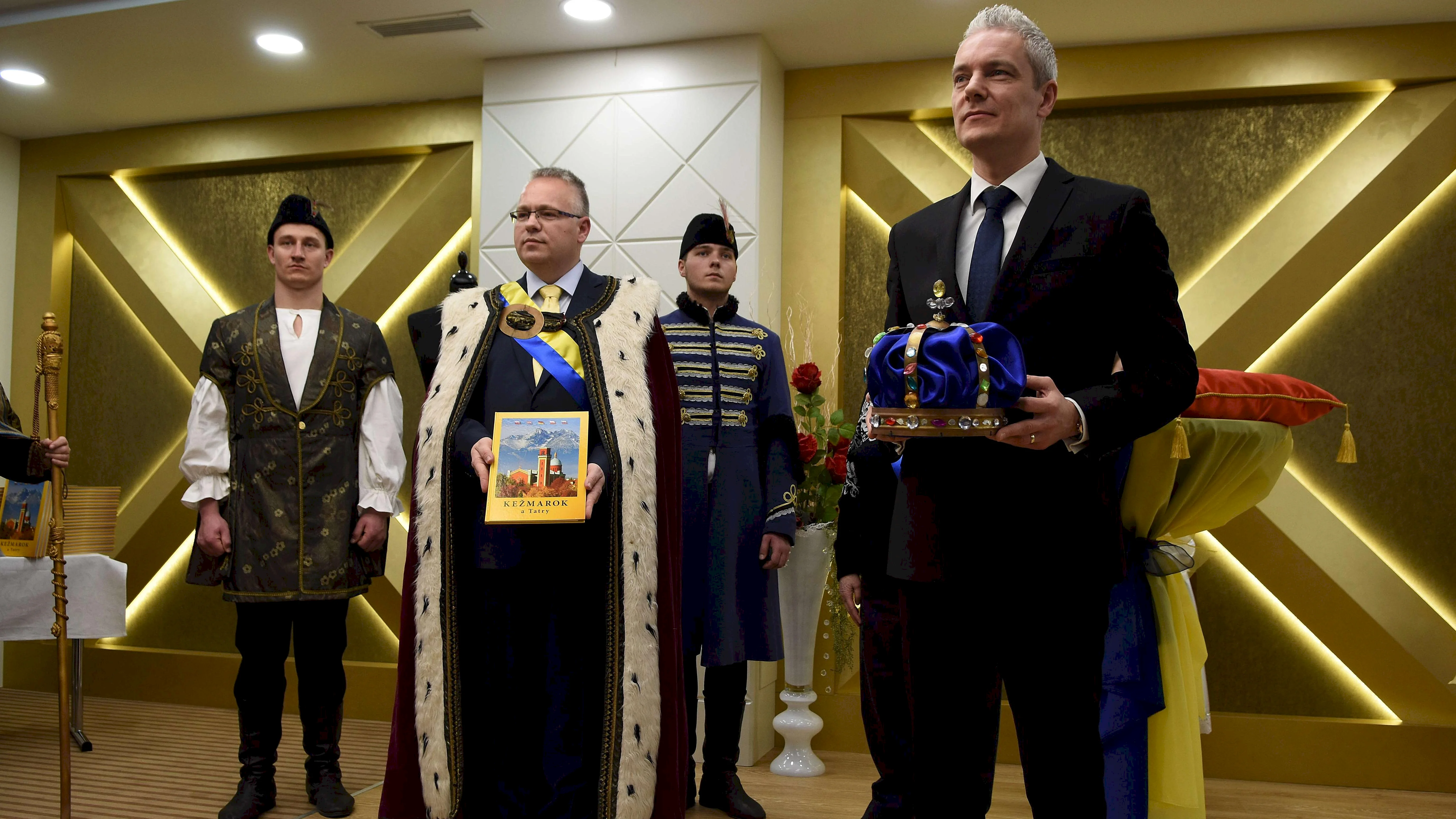 V Kežmarku zažili korunováciu ako spred stáročí. Poctu dostala nová kniha
