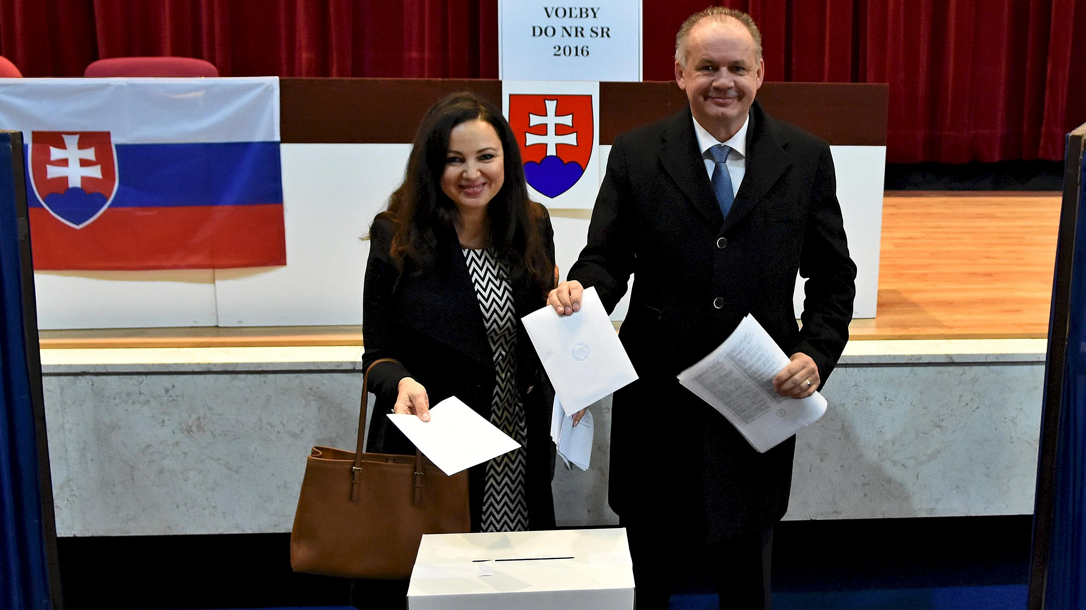 Prezident Kiska odvolil v Poprade v doprovode manželky a syna