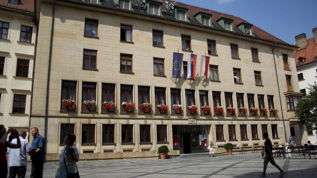 Štát momentálne neuvažuje o finančných náhradách pre reštituentov