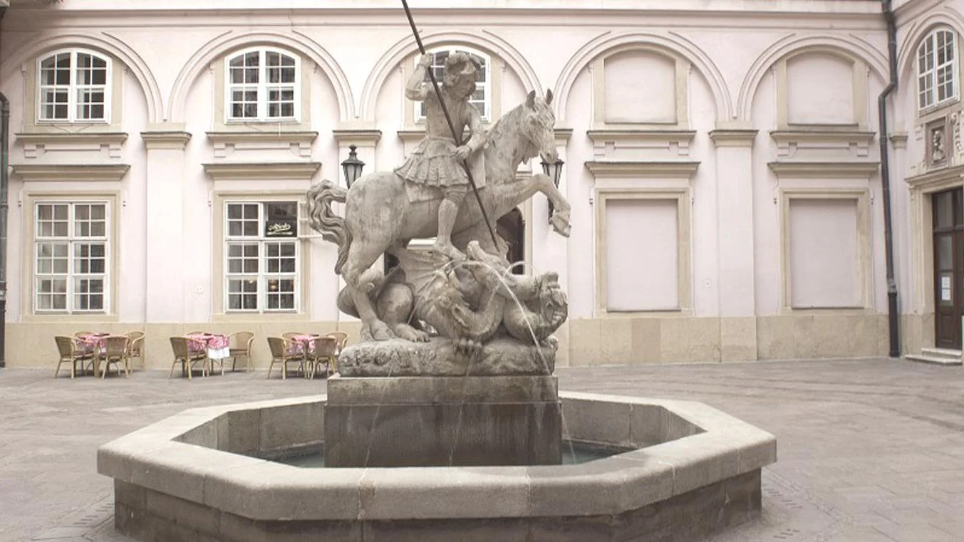 Fontána na nádvorí Primaciálneho paláca je zreštaurovaná