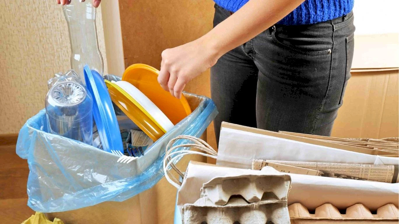 Nádobu na triedený zber znečistenú odpadom, ktorý do nej nepatrí, hradí občan