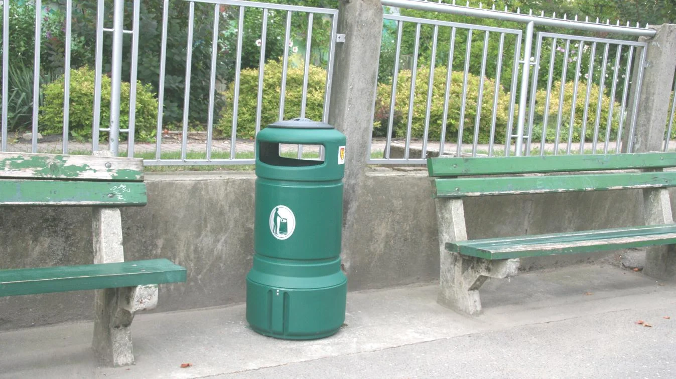 V Rači osadili nové odpadkové koše aj s popolníkmi