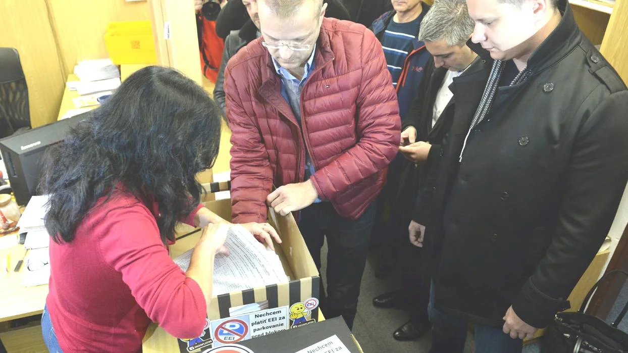 Petíciu za zmenu parkovania s viac ako 17 000 podpismi odovzdali mestu