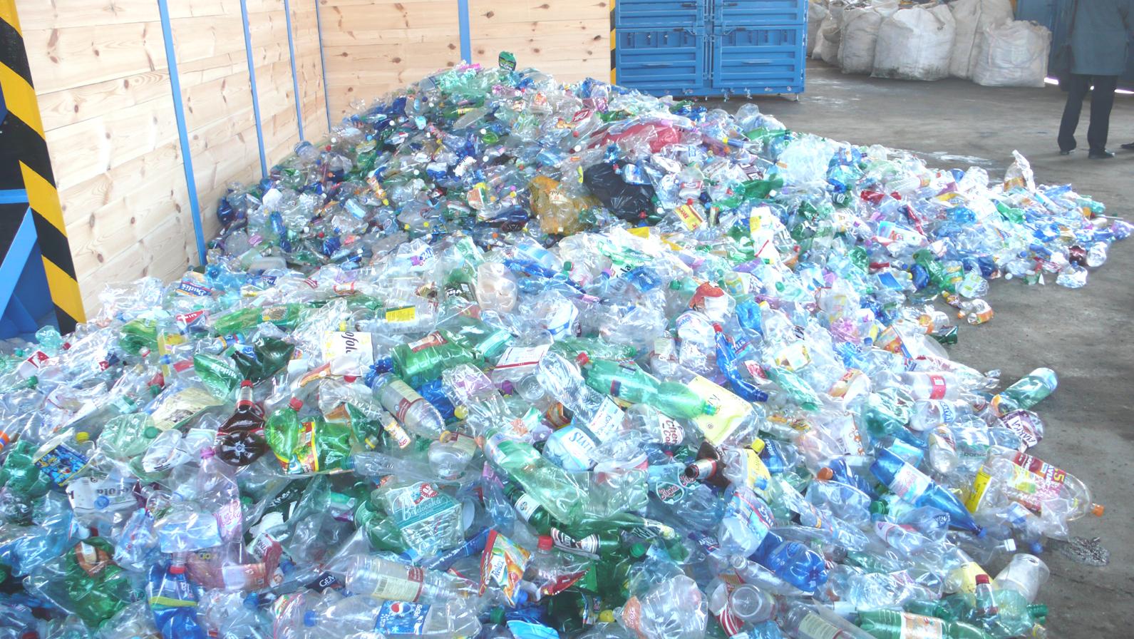 O zálohovaní plastových fliaš a plechoviek envirorezort neuvažuje