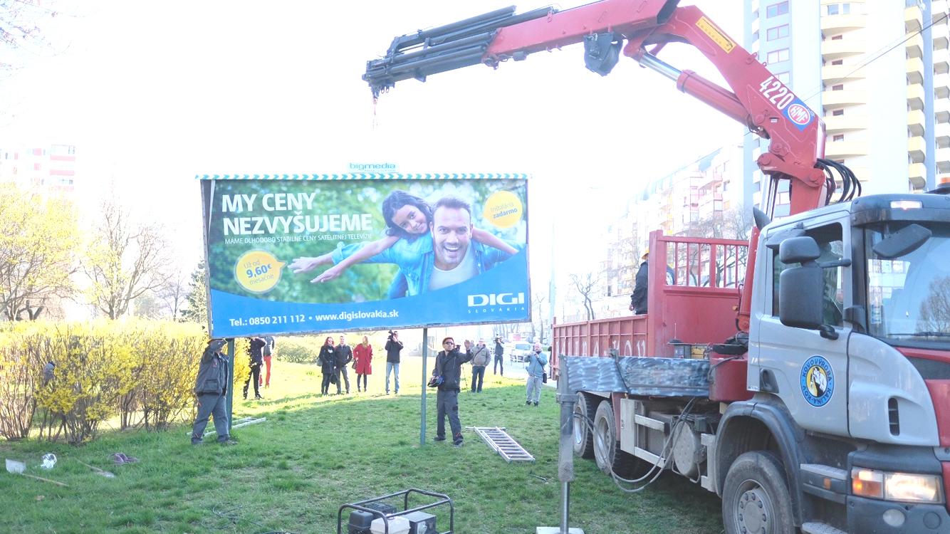 Mesto začína odstraňovať nelegálne bilbordy z bratislavských parkov