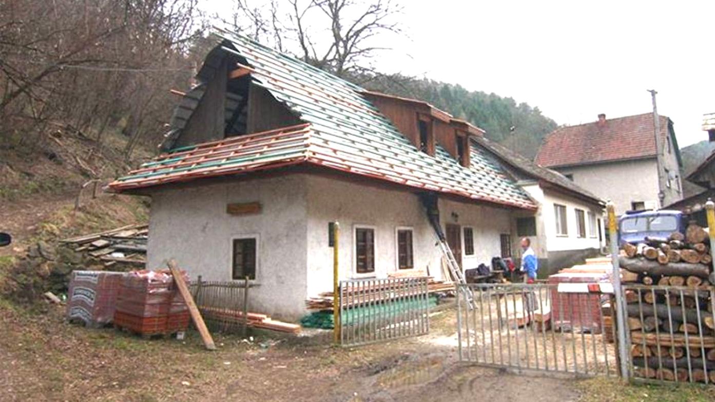 Pamätnú izbu pod hradom Šášov rekonštruujú