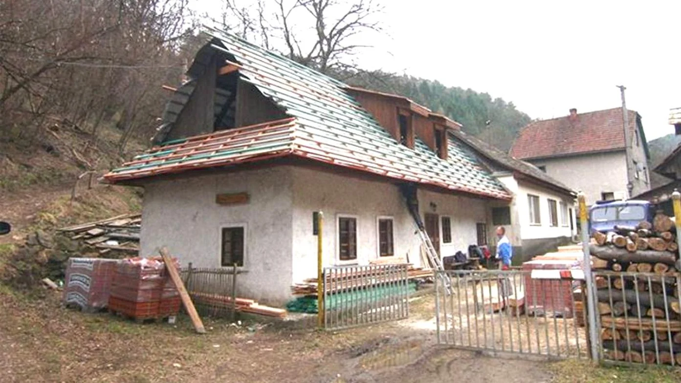 Pamätnú izbu pod hradom Šášov rekonštruujú