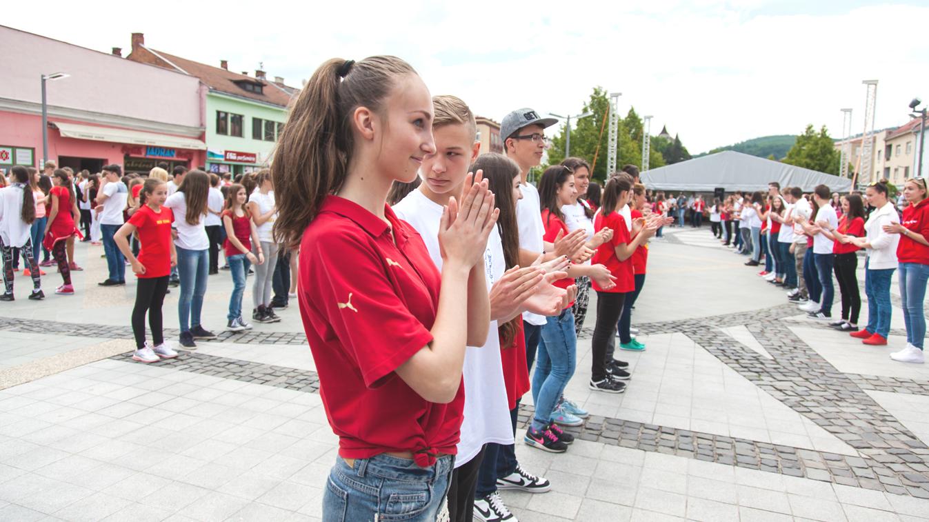 Vo Zvolene dnes tancovalo štvorylku až 700 detí