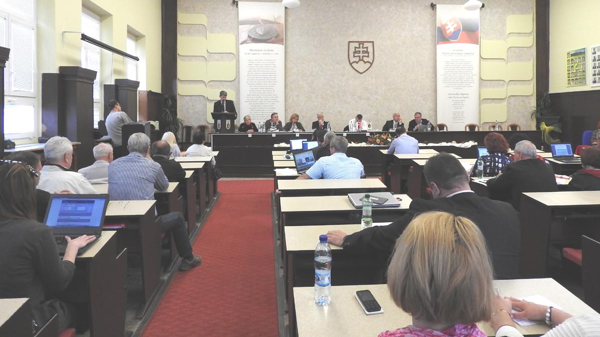 Rokovanie mestského zastupiteľstva nemá byť politickou tribúnou