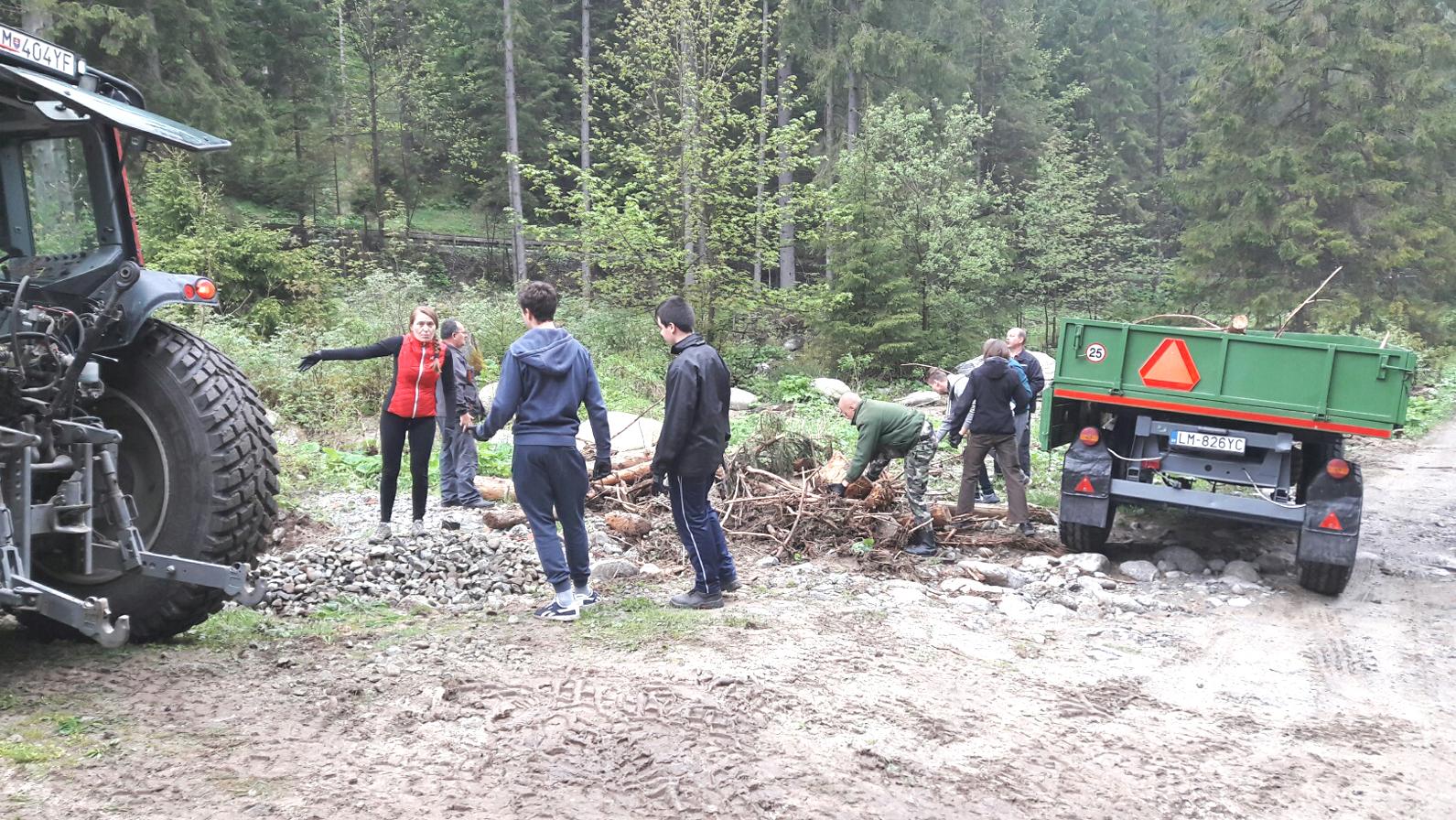Študenti v Jasnej pomáhajú po povodniach