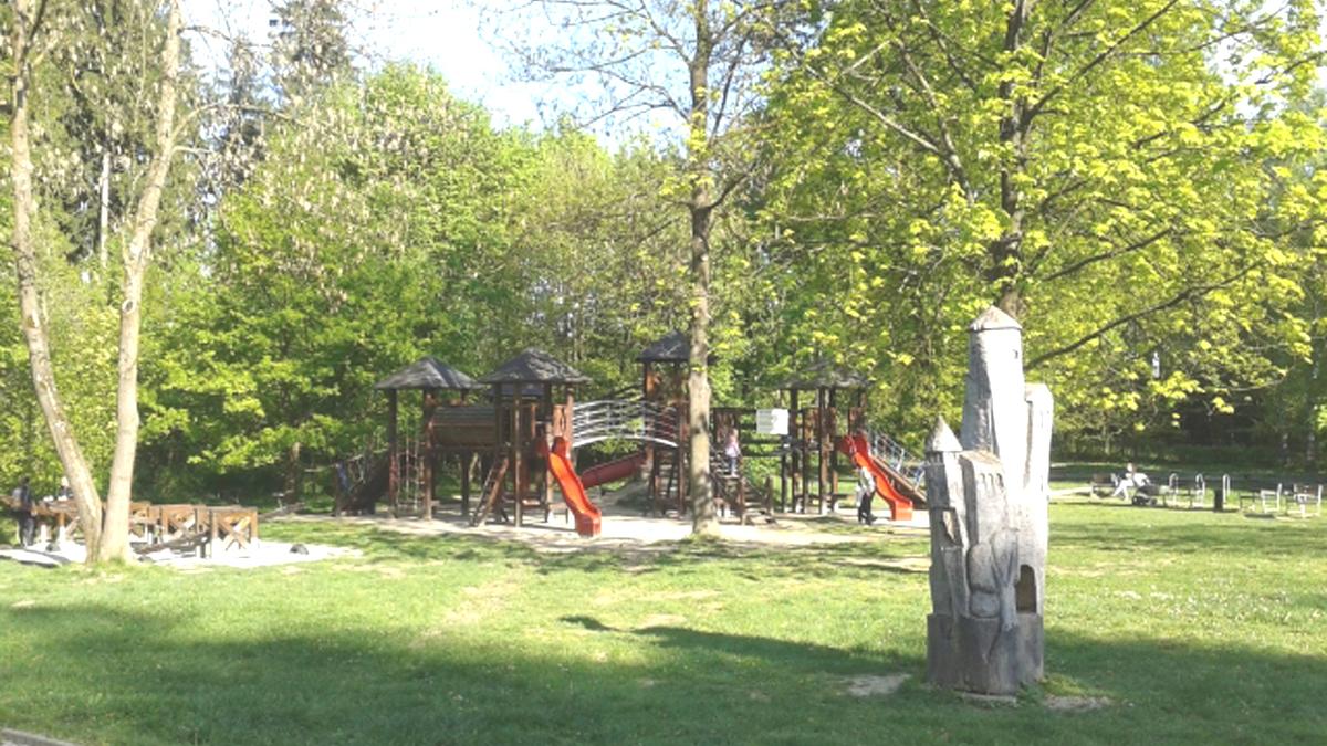Obnova lesoparku prinesie nové lavičky, piknikové stoly a detské ihrisko