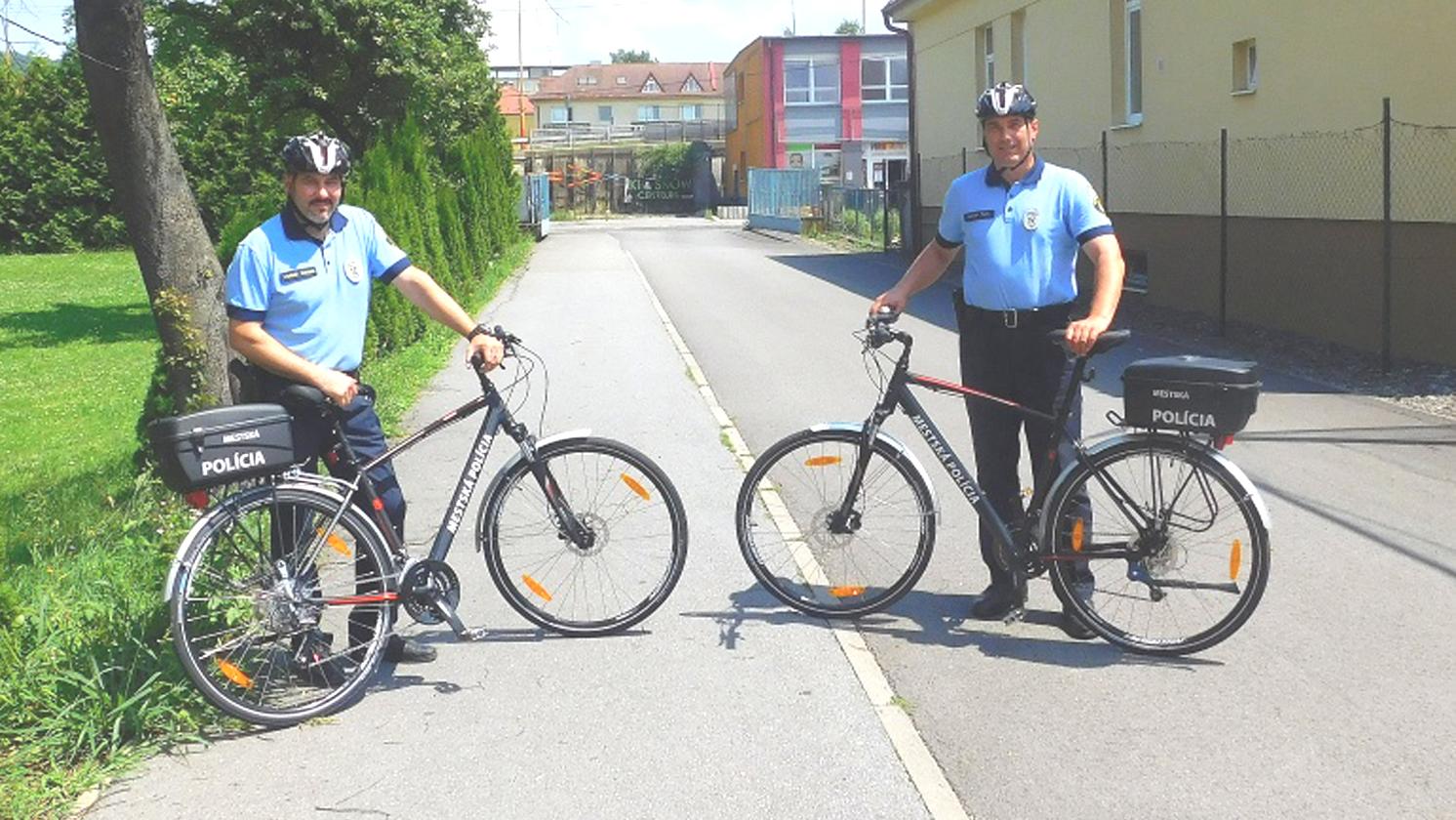 Cyklohliadky Mestskej polície v Humennom fungujú už mesiac naplno