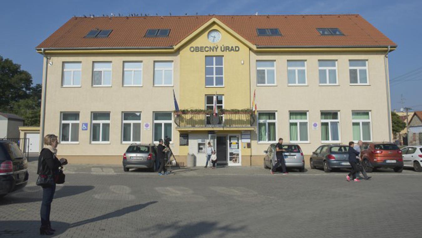 Nová škola je postavená, chýbajú však peniaze na jej zaplatenie