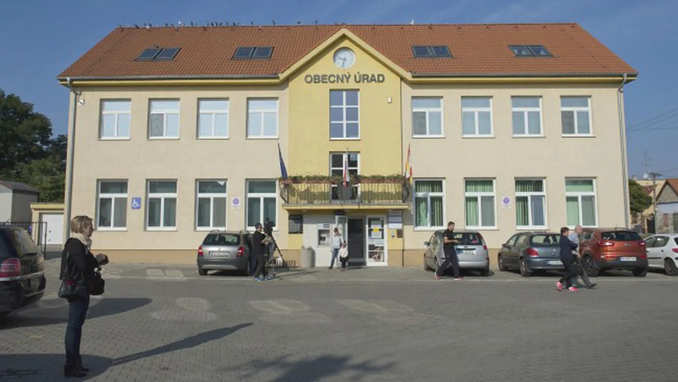 Nová škola je postavená, chýbajú však peniaze na jej zaplatenie