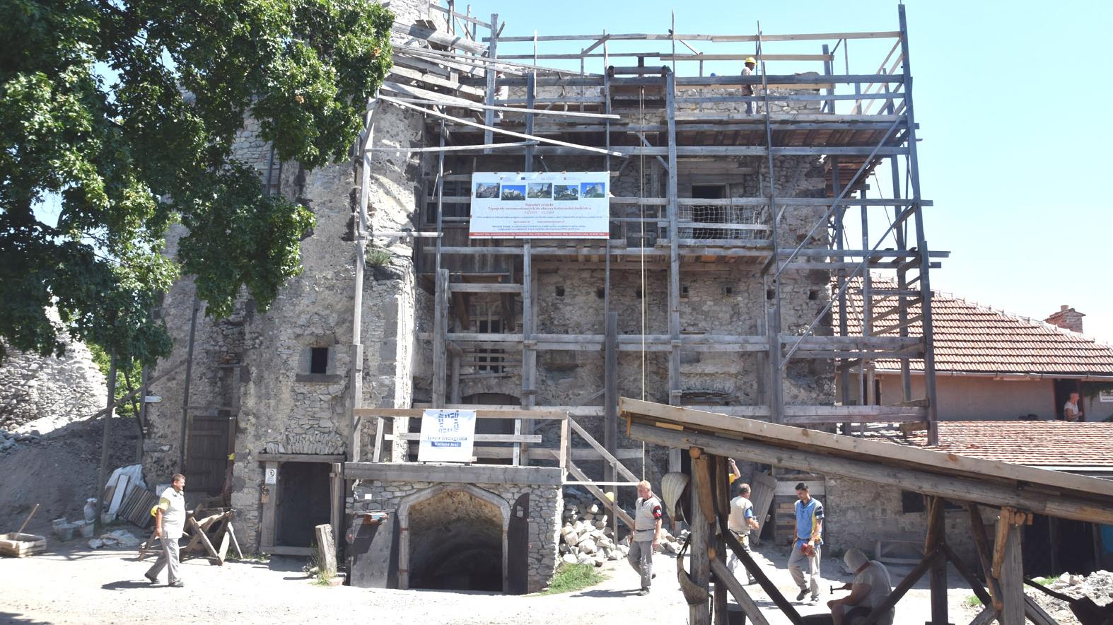 Archeológovia objavili pri skúmaní hradu vo Vinnom vstupnú bránu z 13. storočia