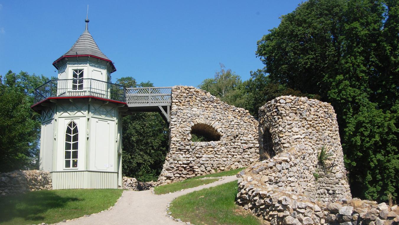 Grotta s vyhliadkovou vežou patrí ku skvostom Považia