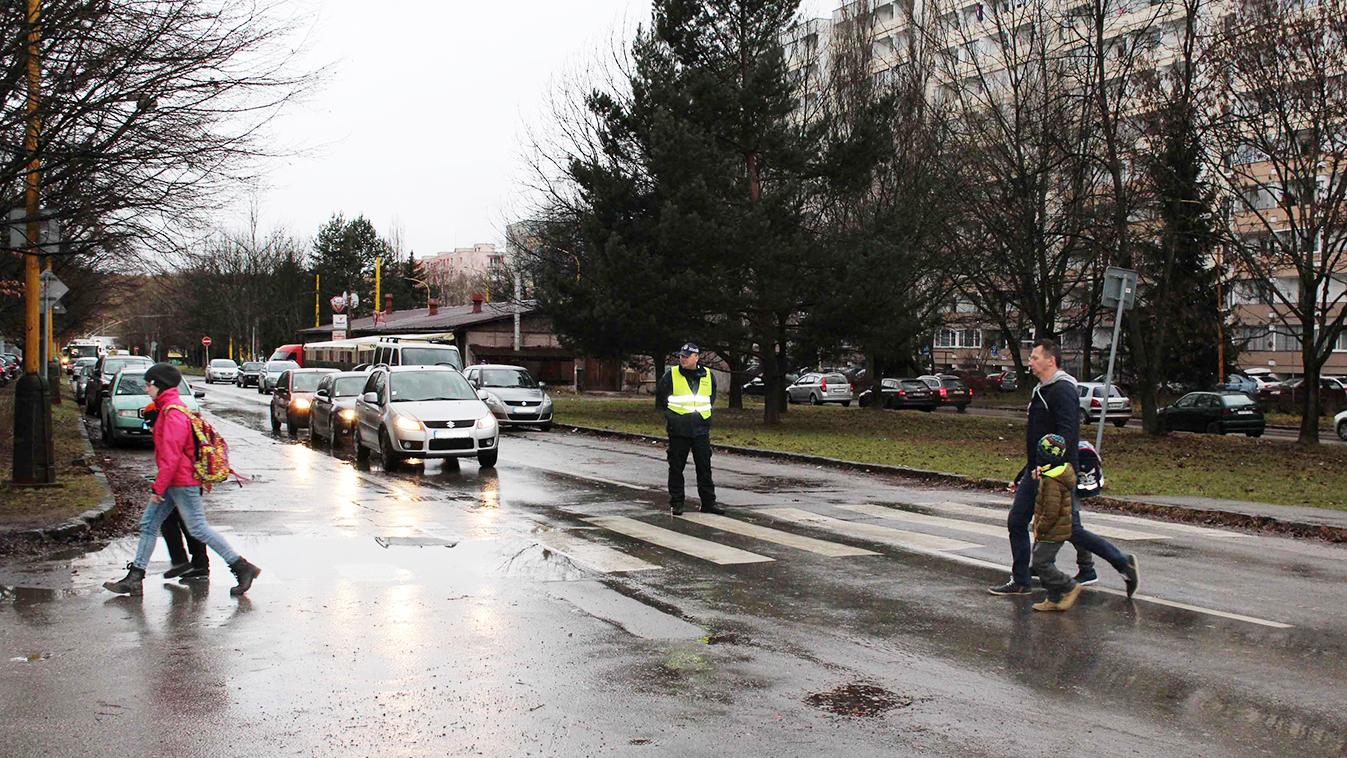 Hliadky mestskej polície v blízkosti škôl dohliadajú na bezpečnú premávku