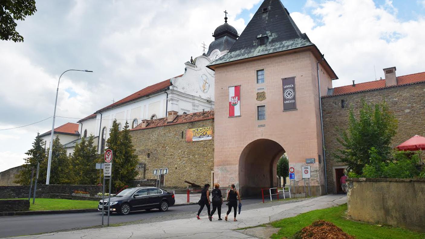 V meste obnovujú historickú Košickú bránu