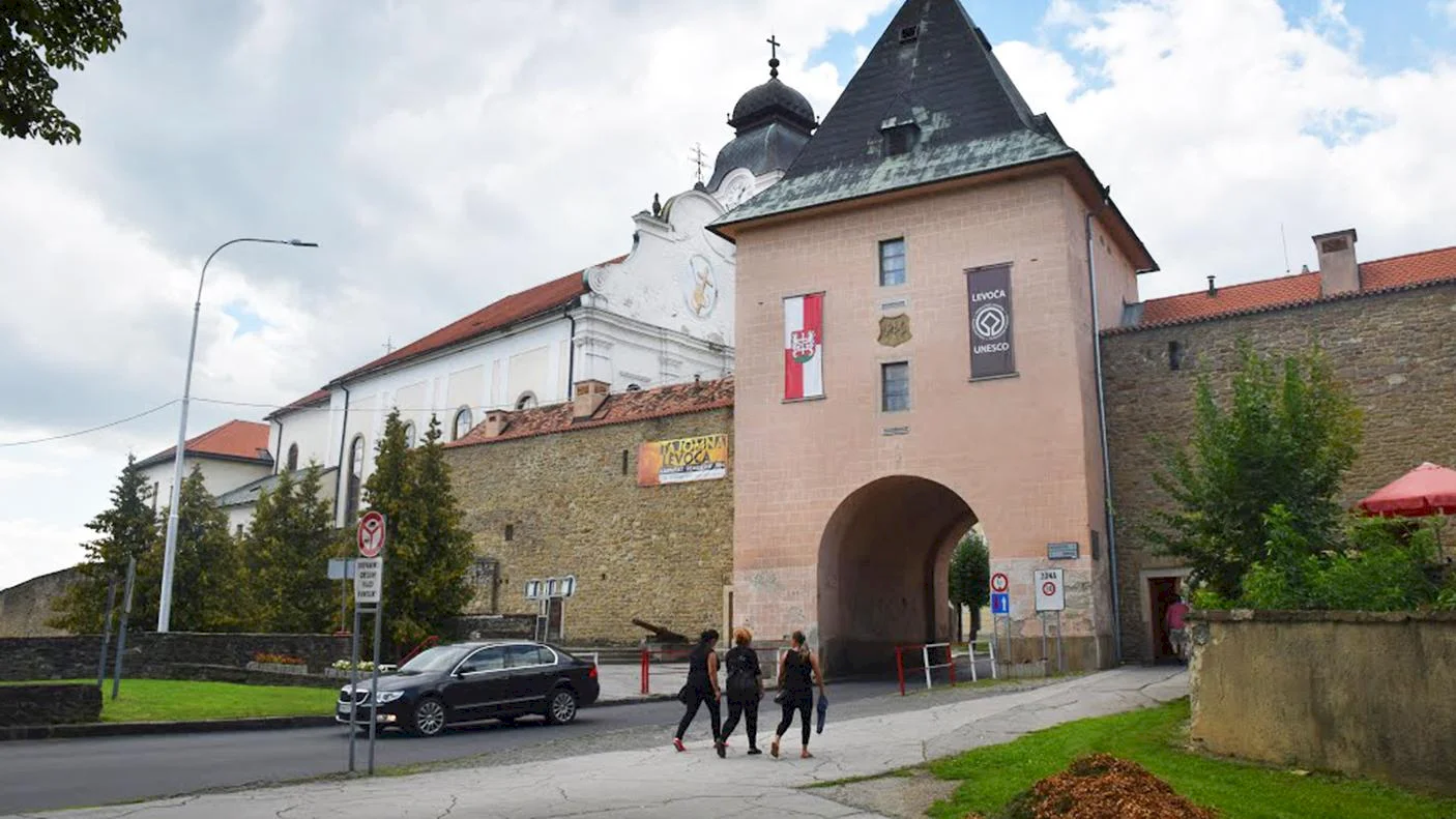 V meste obnovujú historickú Košickú bránu