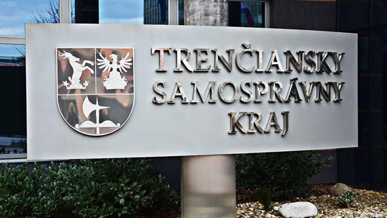Vyše 61 % obyvateľov TSK nemá informácie o práci krajských orgánov
