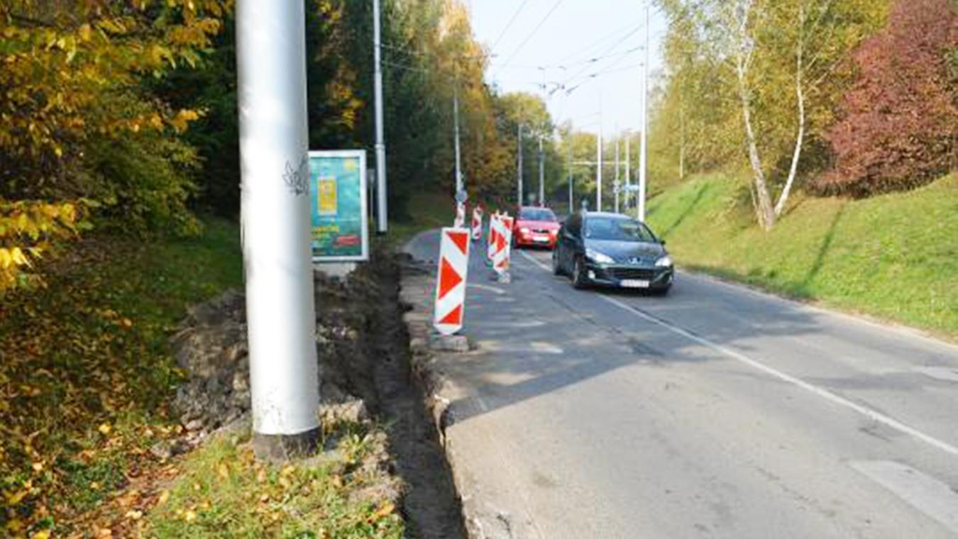 Začína sa s obnovou najzanedbanejších ciest a chodníkov