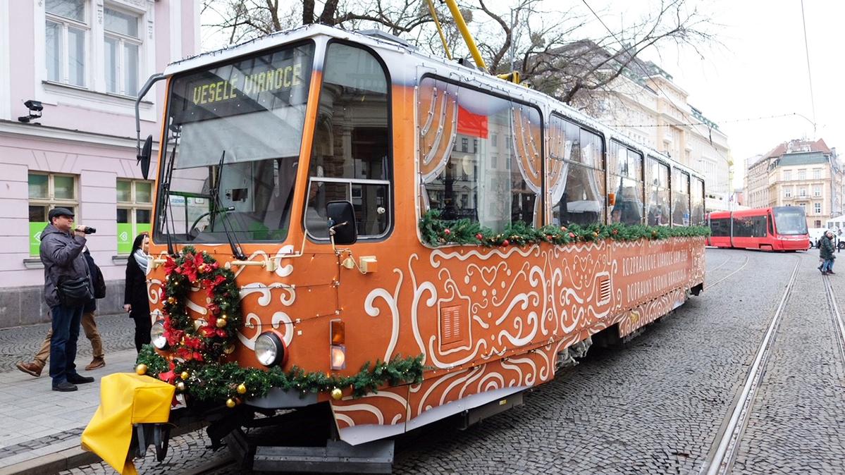 Vianočná električka sa premenila na Perníkovú chalúpku
