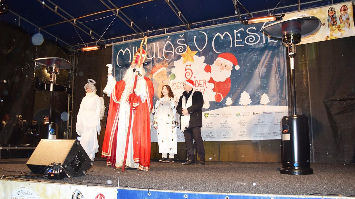 Mikuláš zavítal do Žiliny a spoločne s deťmi rozsvietil vianočný stromček