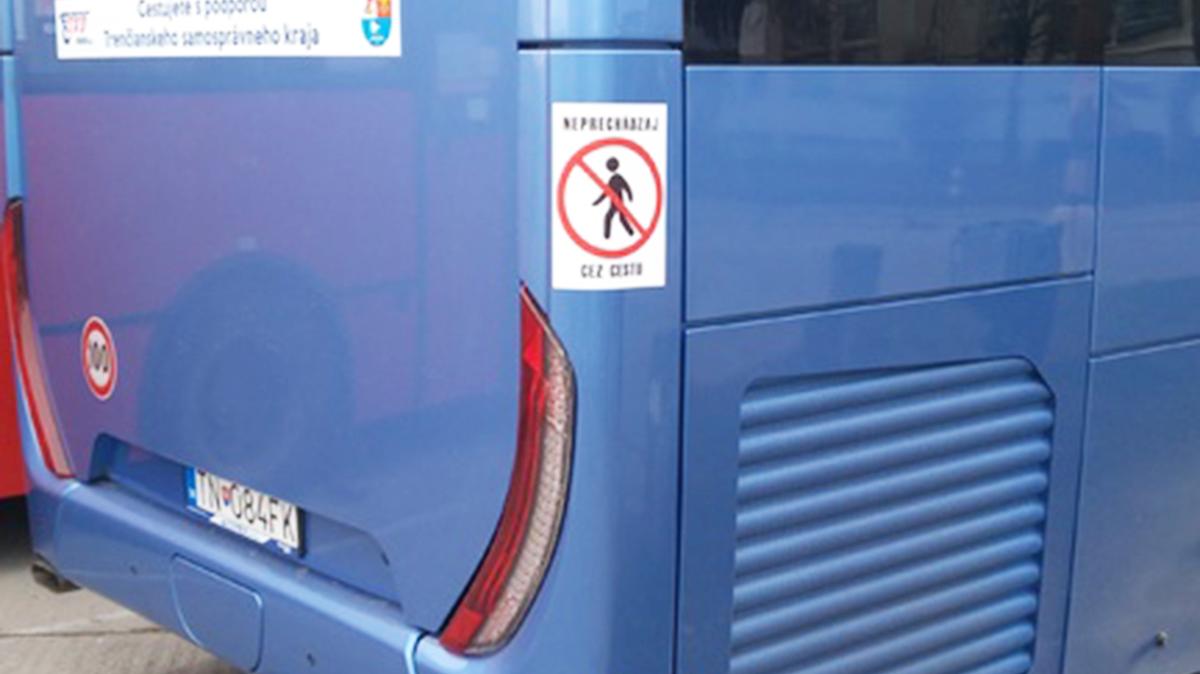 Varovné nálepky upozorňujú cestujúcich po vystúpení z autobusov