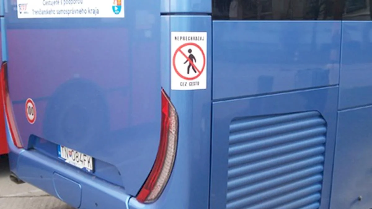 Varovné nálepky upozorňujú cestujúcich po vystúpení z autobusov