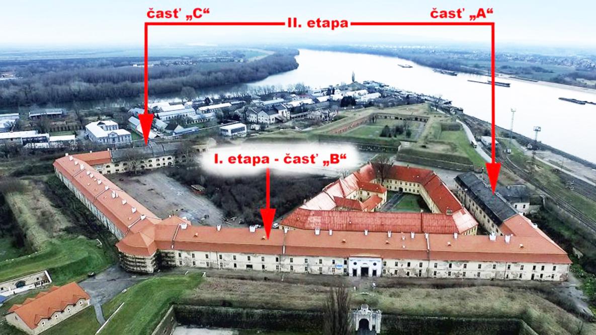 Pokračuje obnova strechy kasárenskej budovy