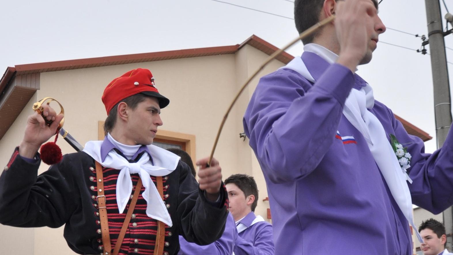 Šabľovníci budú chodiť dedinou až do pochovávania basy