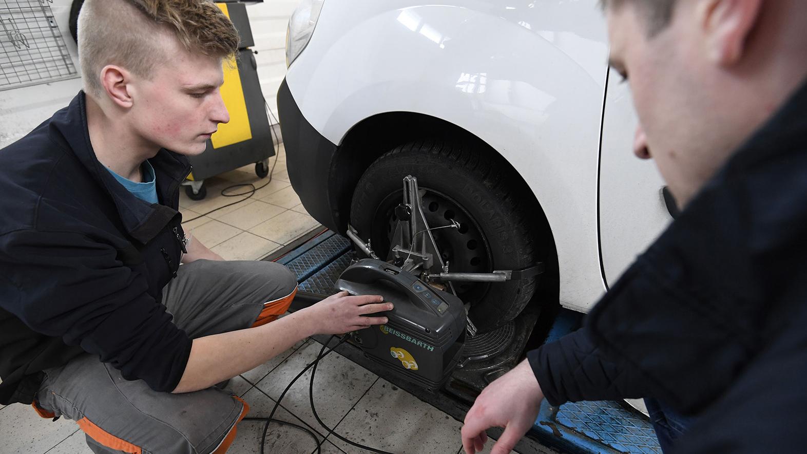Stredoškoláci súťažia vo firmách o titul najlepšieho autoopravára