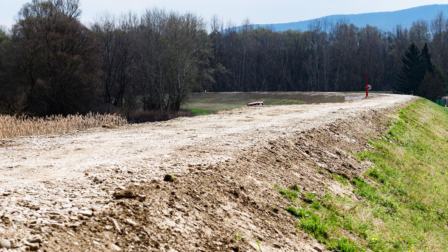 Vodohospodári finišujú s opravou protipovodňovej línie