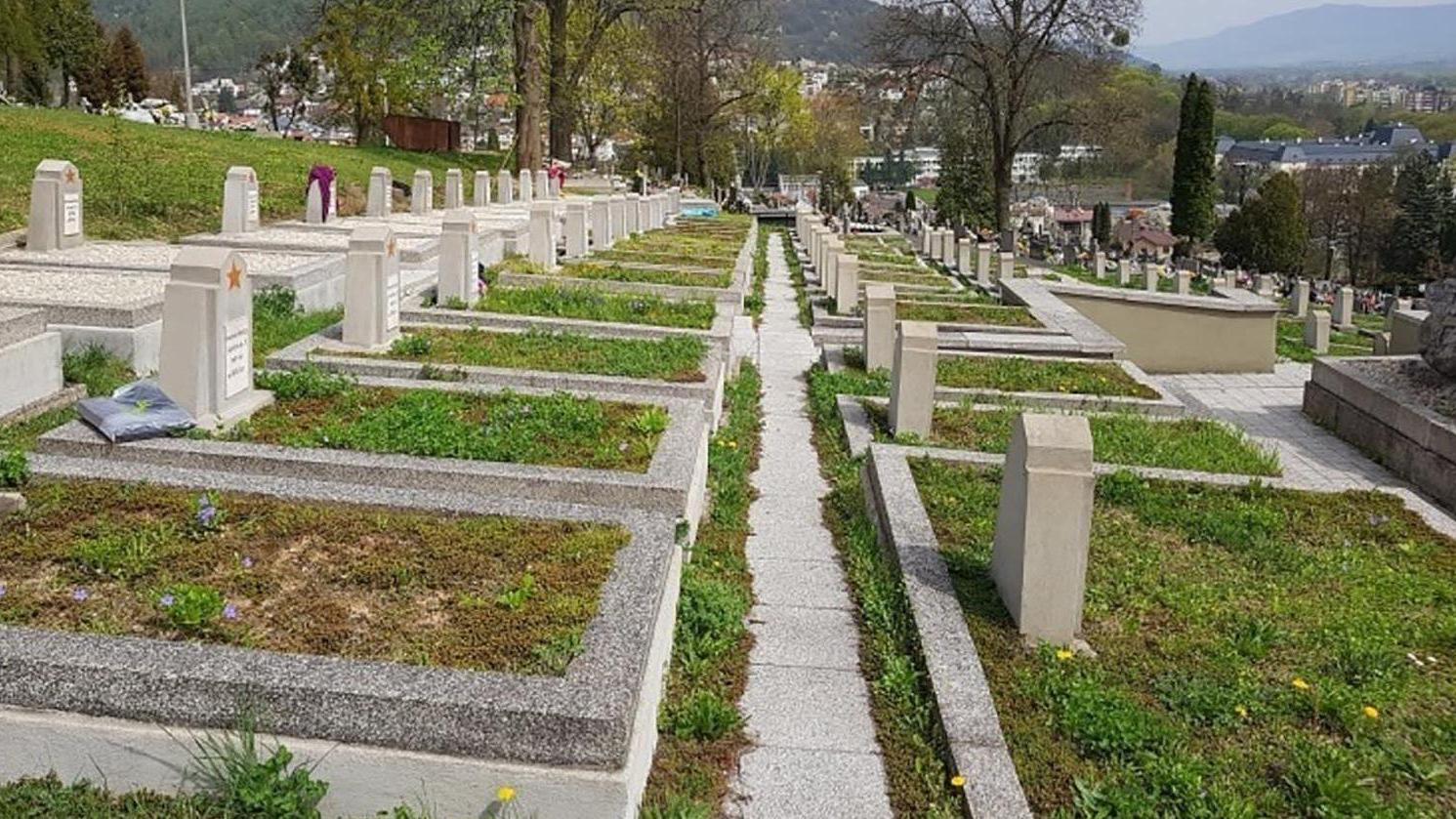 Na mestskom cintoríne začali s opravou poškodených vojnových hrobov 