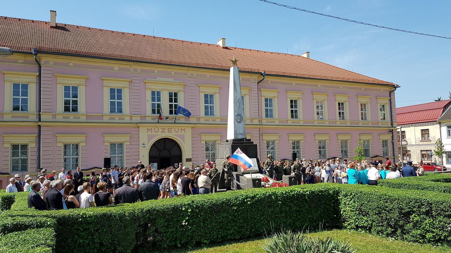 Oslobodenie a koniec vojny si pripomenuli pietnym aktom a výstavou