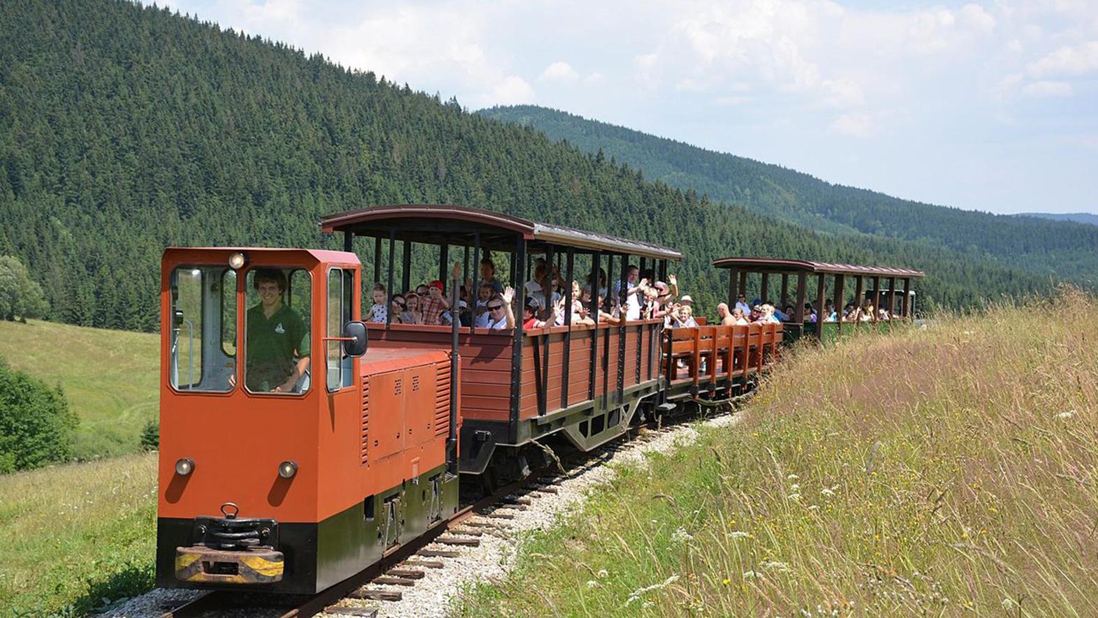 Na Oravskej lesnej železnici otvorili hlavnú turistickú sezónu