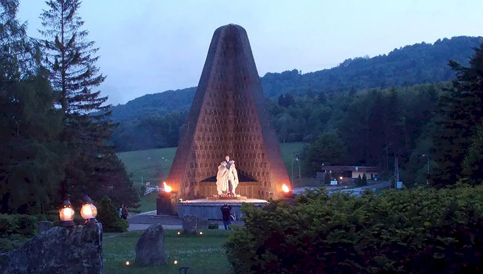 Noc múzeí a galérií na Dukle vyvrcholí posedením pri Vatre víťazstva