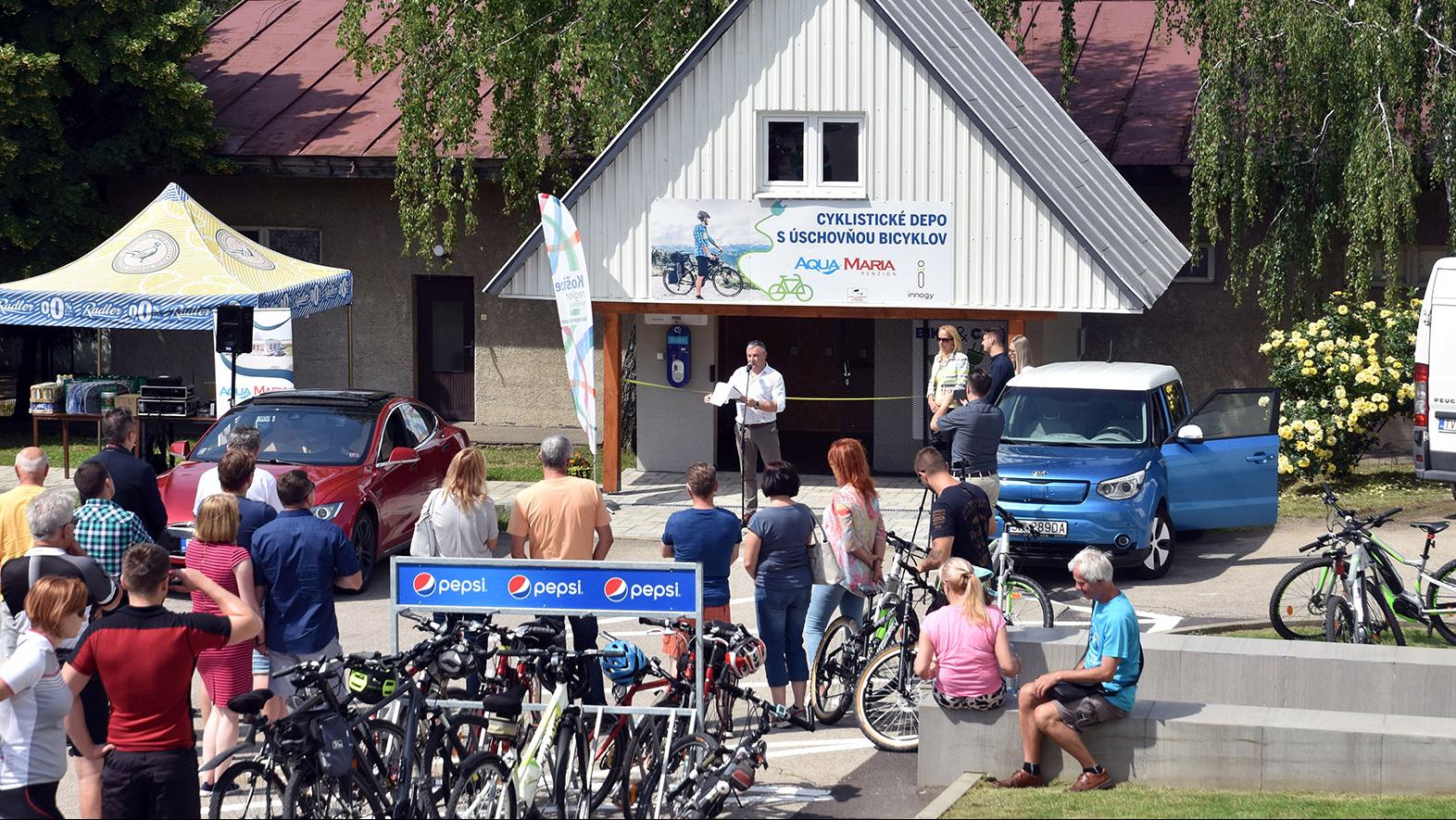 Turisti si v obci už môžu požičať i nabiť elektrobicykle