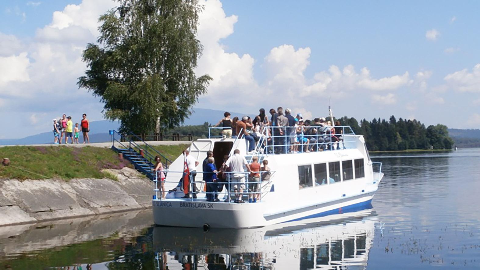 Výlet loďou na Slanický ostrov umenia budú mať túto sobotu deti zadarmo