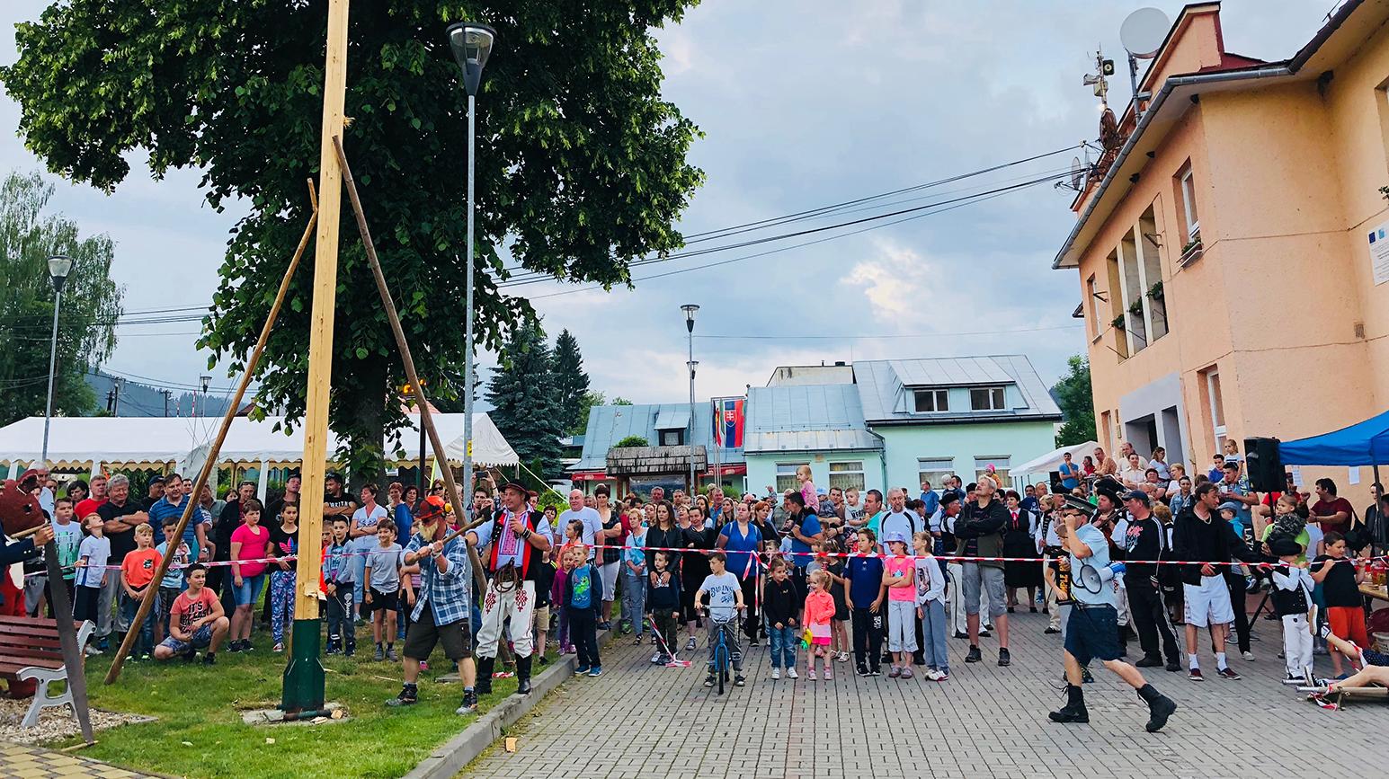 Váľanie mája vo Vysokej nad Kysucou