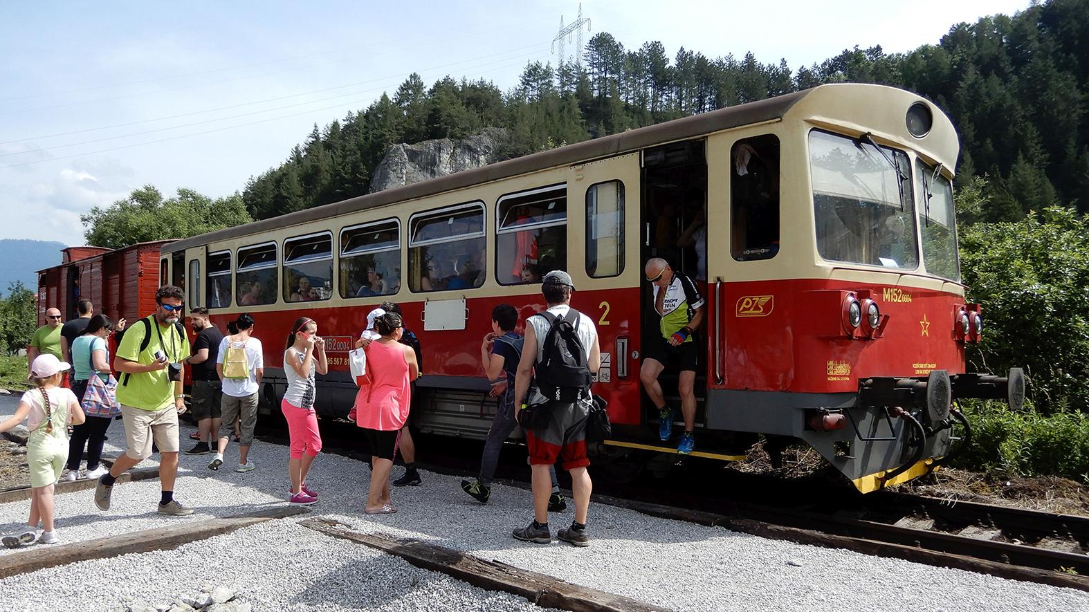 Na trati do Korytnice premáva po desaťročiach starobylý vláčik