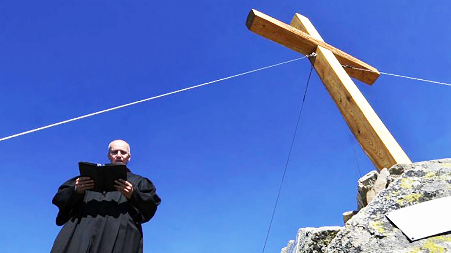 Novopostavený kríž na vrchole Javoriny slávnostne požehnali