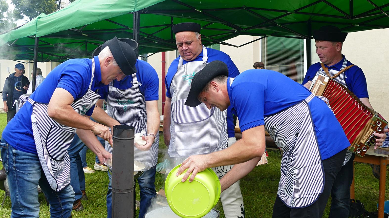 Oravskí richtári varili halušky aj vystupovali s programom Regrúti