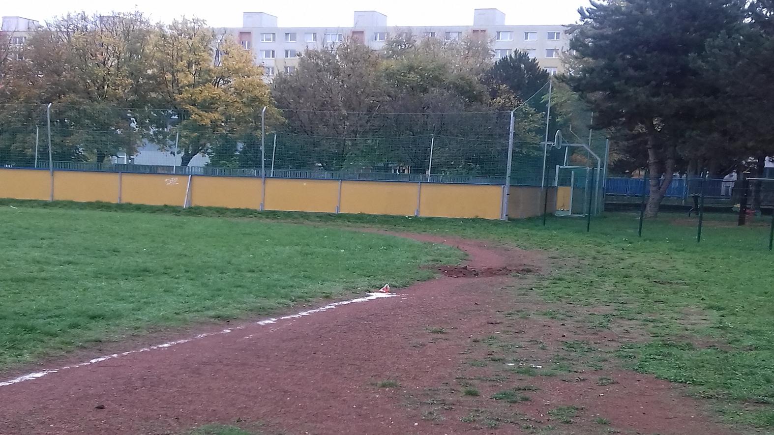 Tartanovú dráhu už má aj ďalšia petržalská základná škola