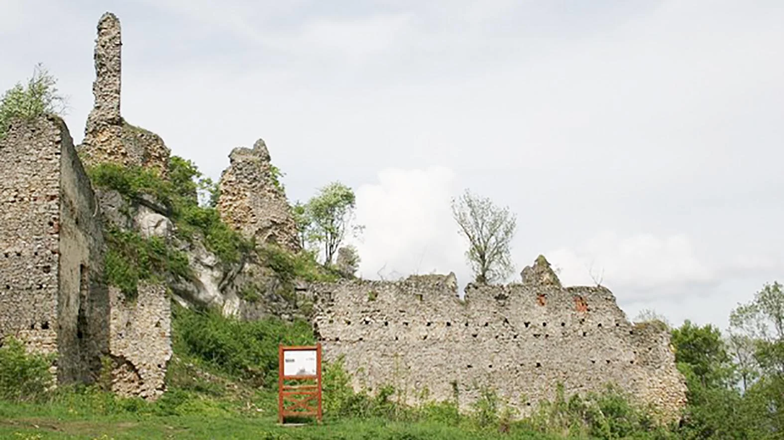 Mládežníci zachraňujú hrad Korlátka