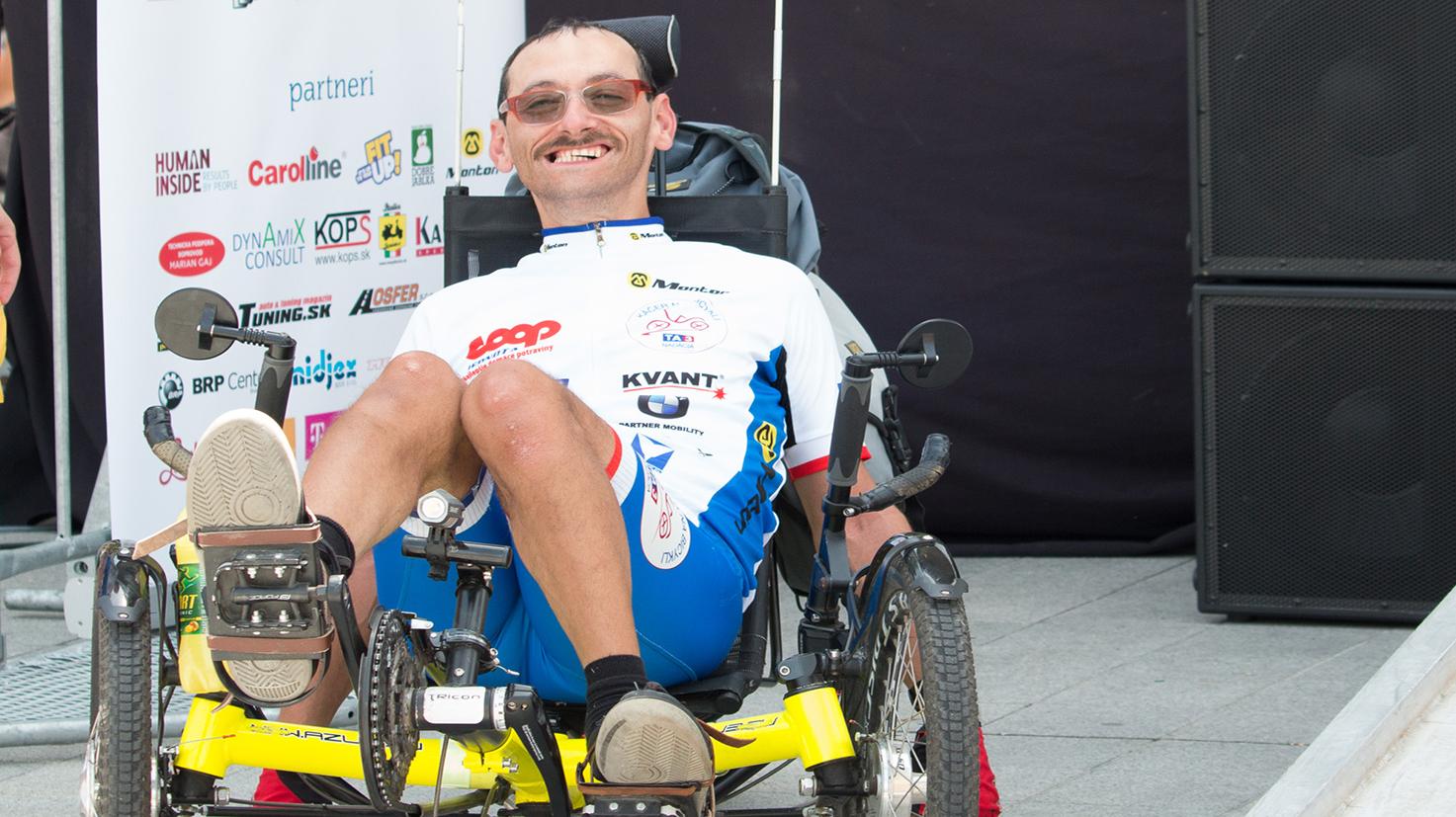 Cyklista s detskou mozgovou obrnou Peter Káčer zbiera peniaze pre iných