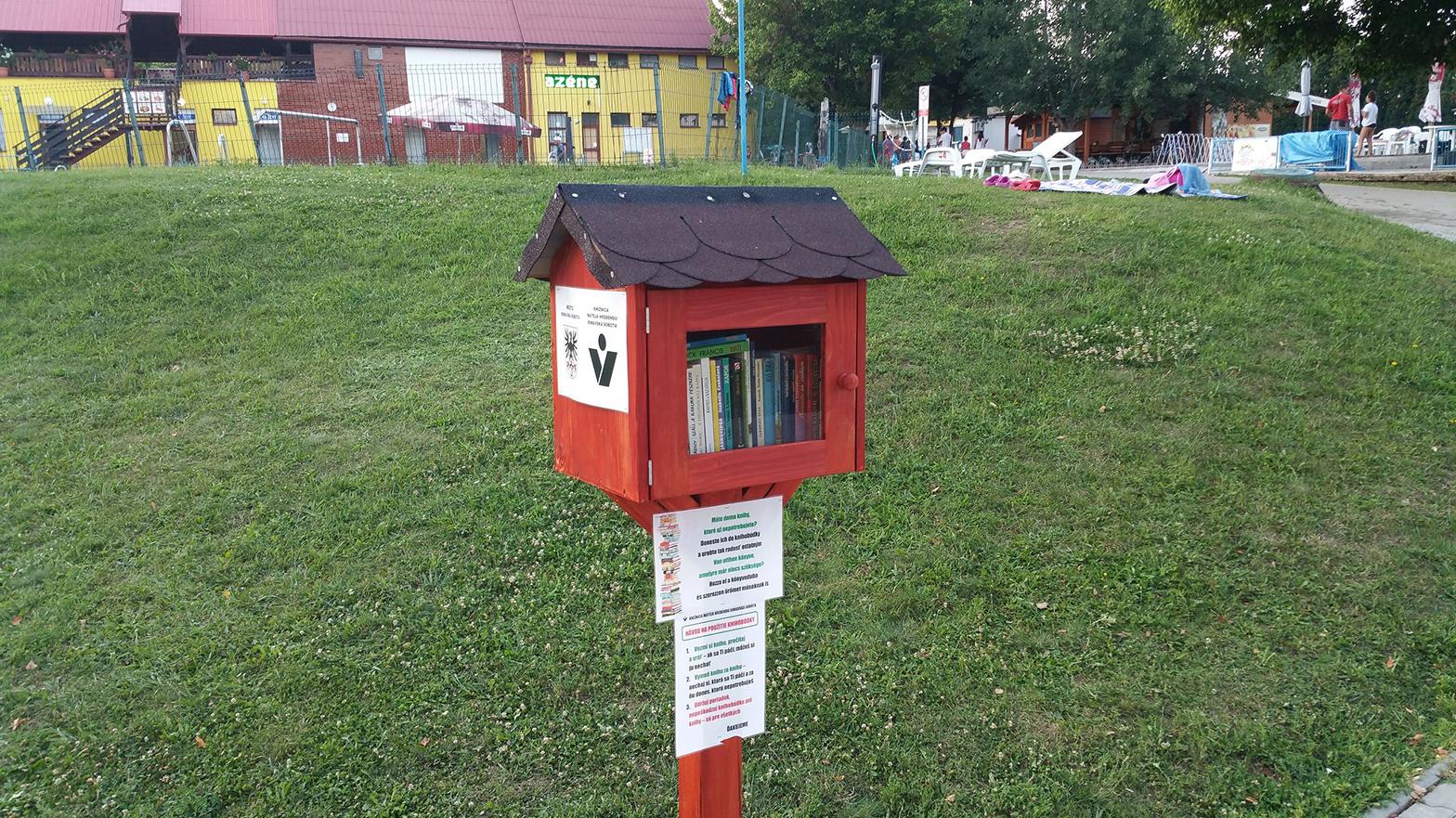 Knihobúdka umožňuje požičať si knihu priamo na kúpalisku