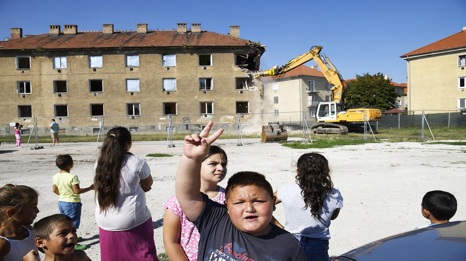 Samospráva začala s búraním bytového domu na Nábrežnej ulici